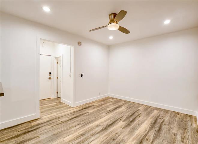 $1400 : 1 Bed 1Bath Apt for rent in LA image 9