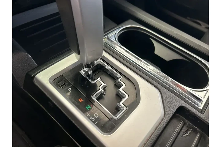 $27504 : Toyota Tundra 2017 4x4 SR5 4 image 8