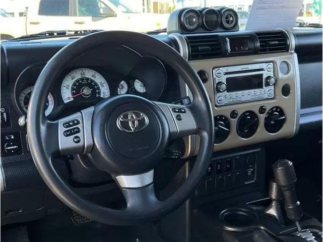 2011 Toyota FJ Cruiser Sport image 8