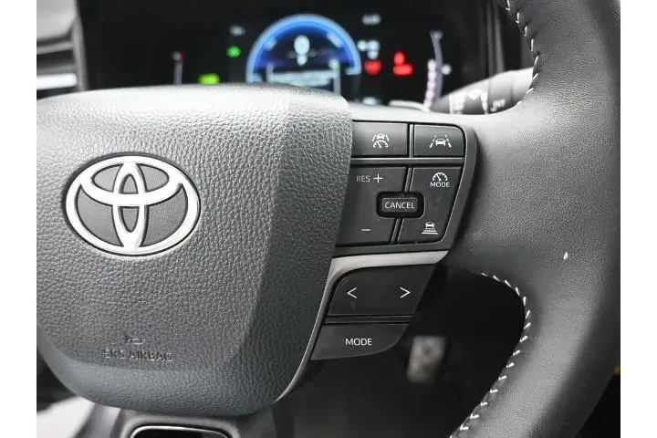$33018 : Toyota Camry 2025 AWD SE 4dr image 7