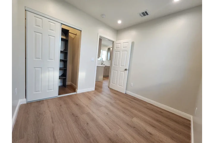 $1095 : Immediate Spacious house!!! image 6