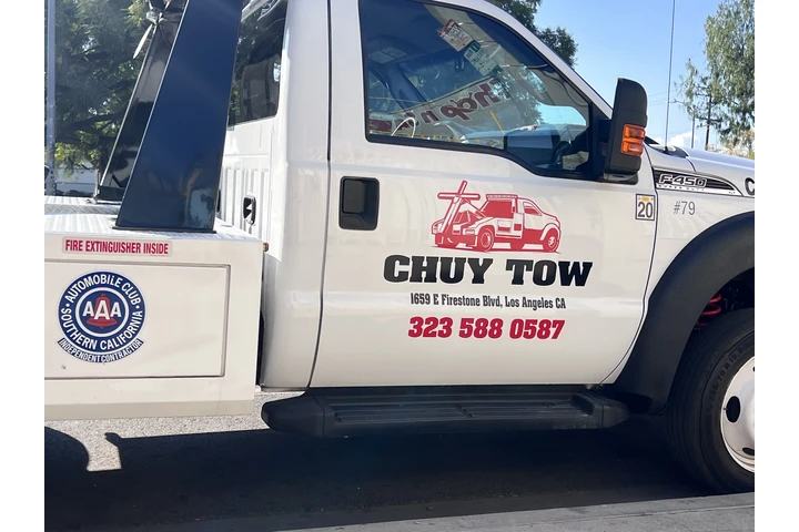 Chuy Towing Services image 1