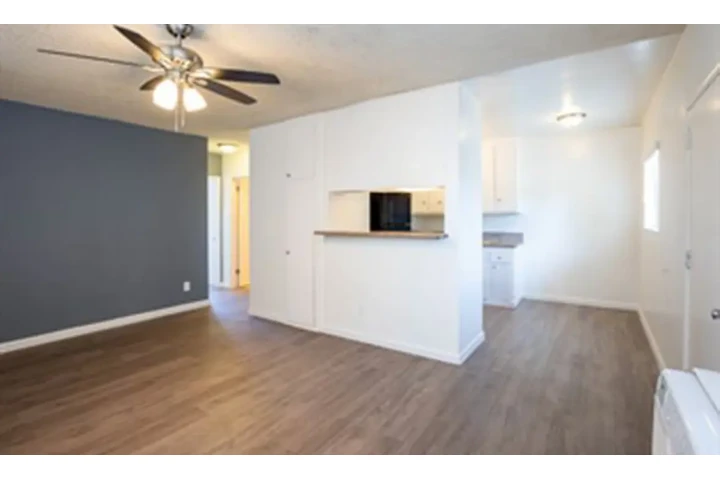 $2000 : 2 bed 2 bath in James M wood image 3