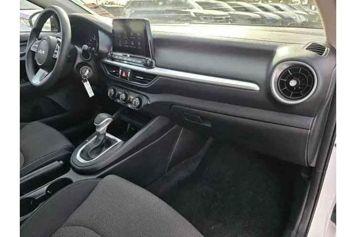$17900 : Kia Forte 2024 LXS 4dr Sedan image 9