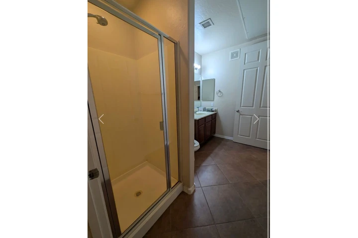 $1060 : Beautiful two bed  apartment image 2