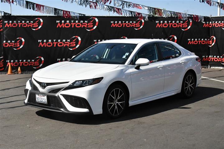 $26998 : Camry SE Sedan 4D image 3