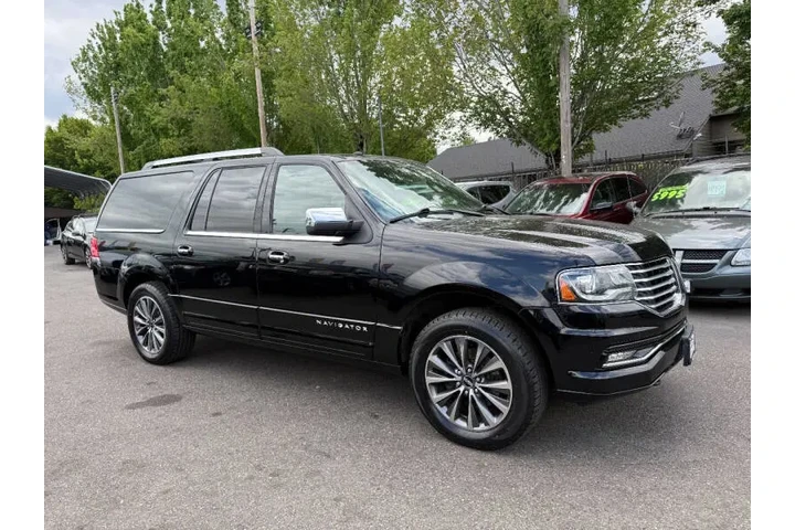 $14988 : 2016 Navigator L Select image 3