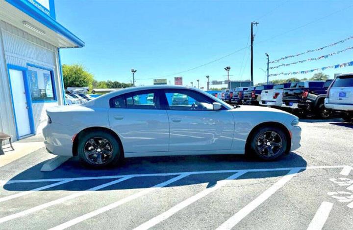 $24990 : 2022 Charger SXT image 4