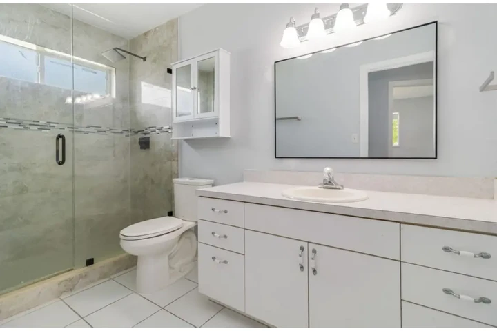 $2500 : 3Bed Home available in Miami image 9