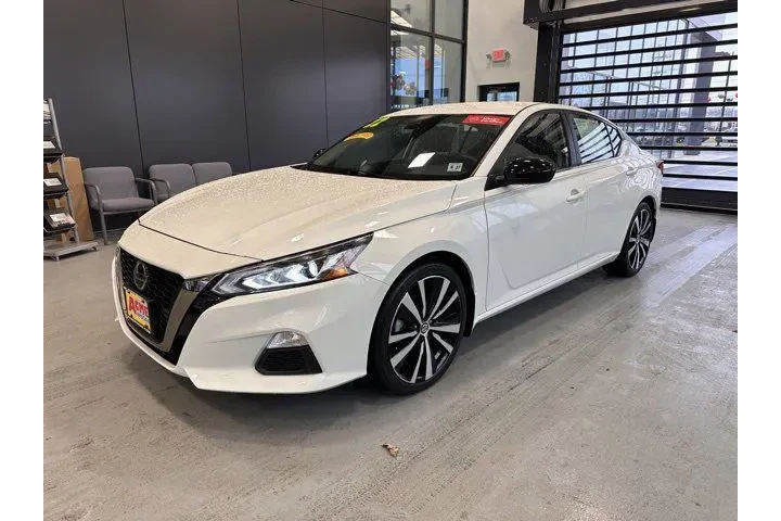 $21899 : Nissan Altima 2022 2.5 SR 4d image 2