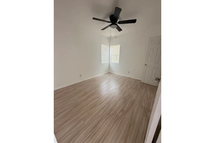 $1290 : Bell Gardens - 2 & 1 Bath image 2