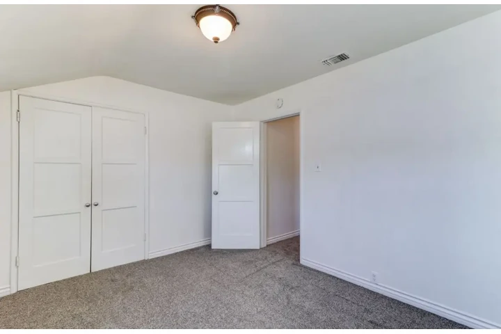 $2000 : 2 Bedroom House in South LA image 7