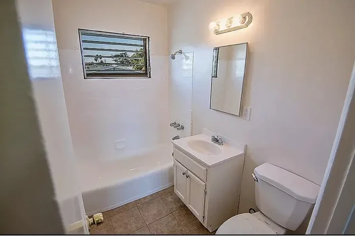 $1000 : un amplio dormitorio y un baño image 5