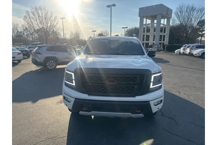 $32950 : Nissan Titan 2022 4x4 PRO-4X image 2