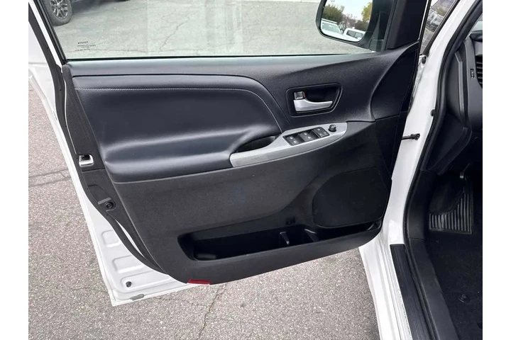 $20910 : 2017 Sienna SE image 10