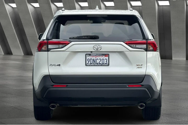 $32000 : Toyota RAV4 2022 AWD XLE Pre image 10