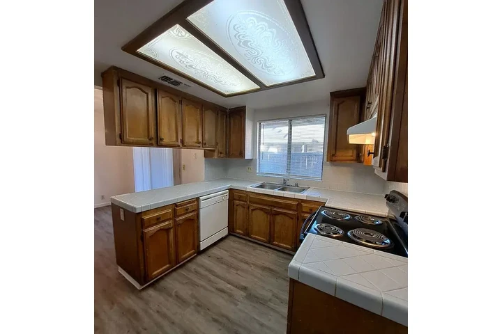$1500 : Welcome to this 3-bedroom image 3