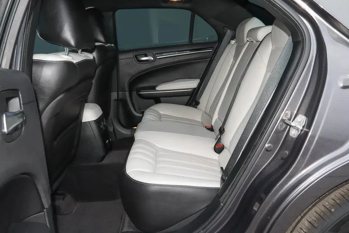 $11949 : 2019 300S RWD image 8