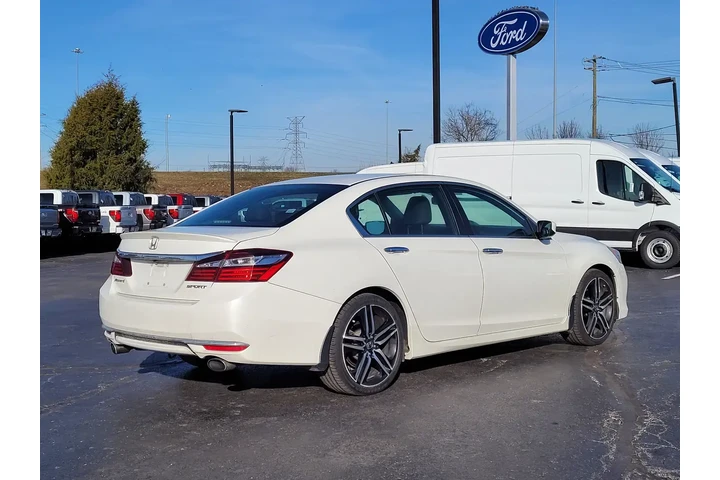 $15590 : Honda Accord 2017 Sport 4dr image 4
