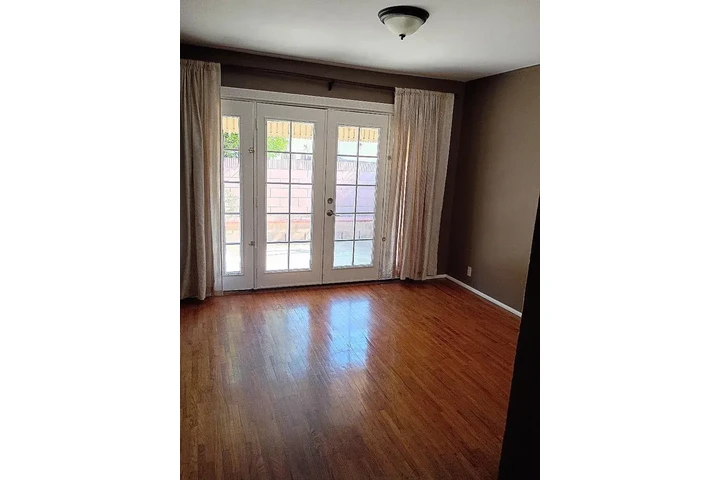 $1500 : Downey 3 & 2 Available image 7