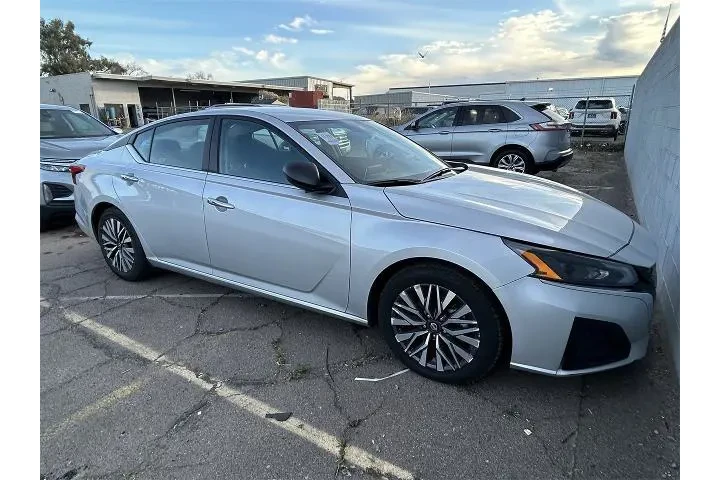 $16799 : Nissan Altima 2024 2.5 SV 4d image 2