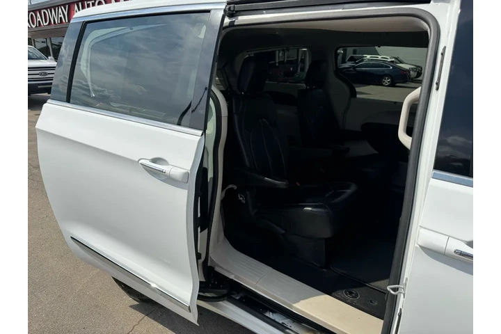 $8980 : 2017 Pacifica Touring-L FWD image 9