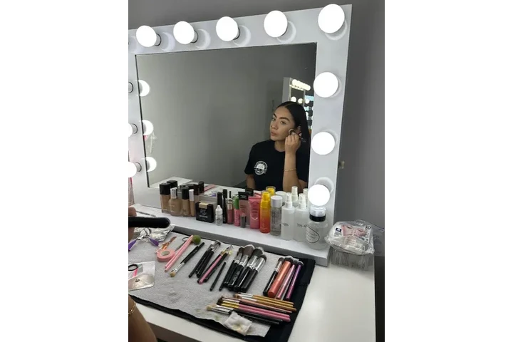 CLASES MAQUILLAJE Y PEINADO image 9