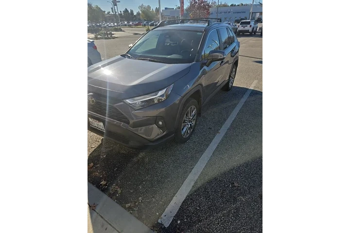 $31707 : Toyota RAV4 2023 XLE Premium image 1
