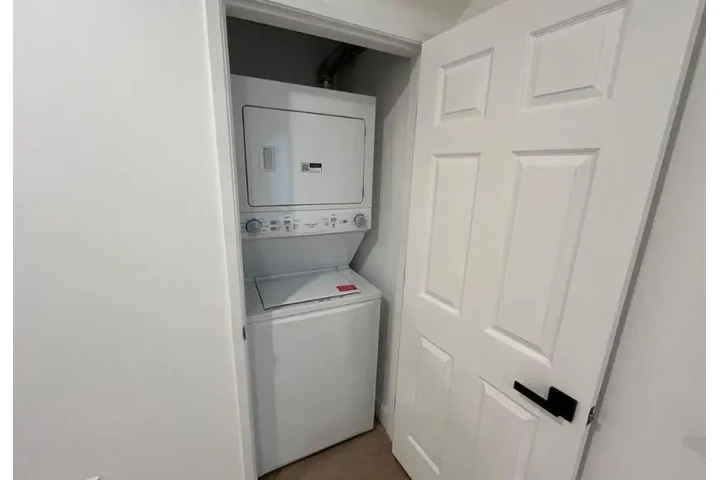 $2000 : 2 Bedroom Apartments in LA image 5