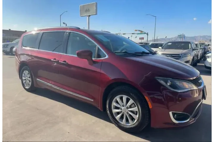 $10900 : 2018 Pacifica Touring L image 2