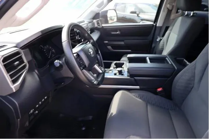 $39592 : Toyota Tundra 2023 4x4 SR5 4 image 10