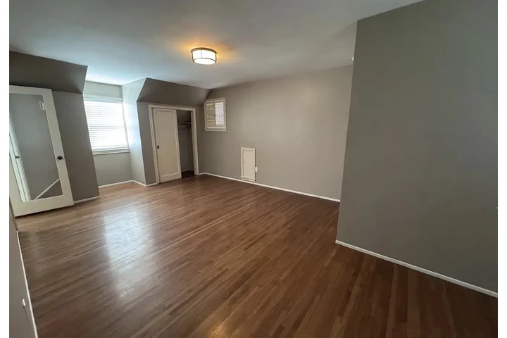 $980 : Fully new flooring home image 4