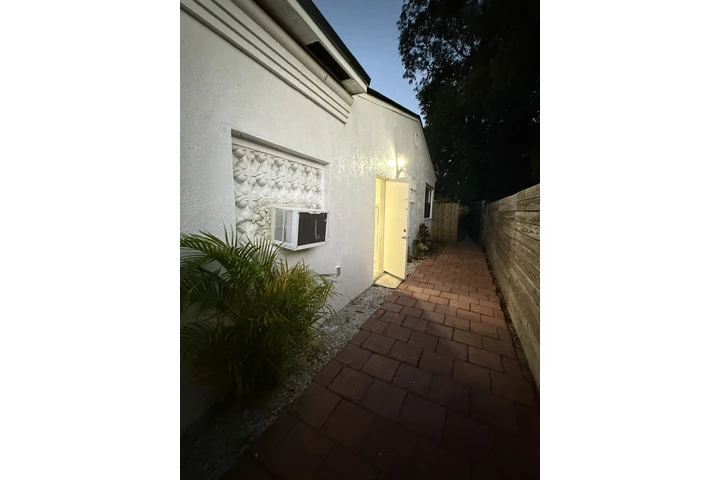 $1500 : Efficiency north Miami image 2