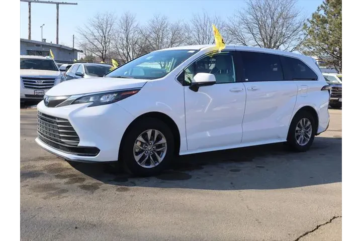 $39452 : Toyota Sienna 2025 LE 8-Pass image 3