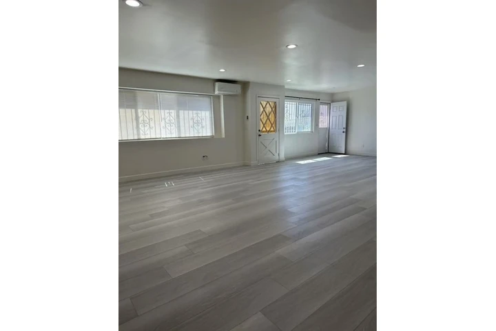 $1530 : 1 Bedroom 1Bath Apt in Gardena image 3