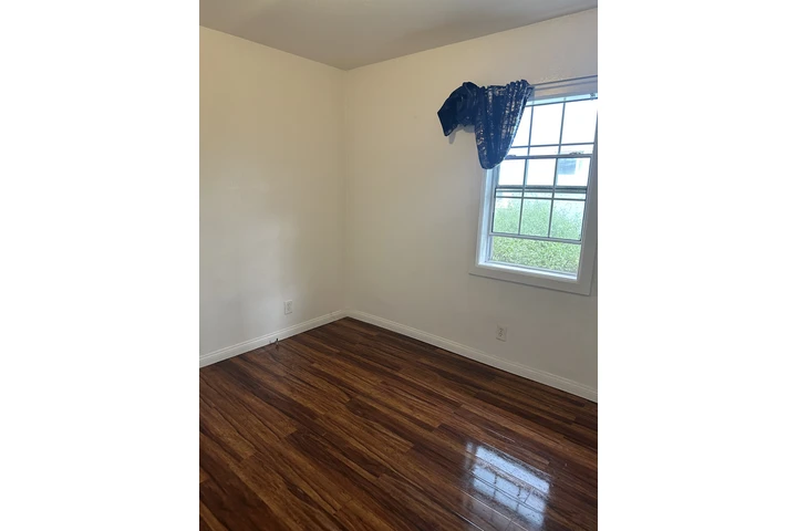 $900 : RENTO CUARTO C/UTILIDADES INC. image 9