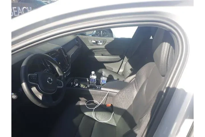 $28995 : Volvo XC60 2022 AWD B5 Momen image 7