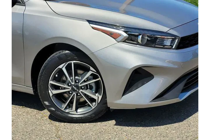 $19335 : Kia Forte 2023 LXS 4dr Sedan image 6
