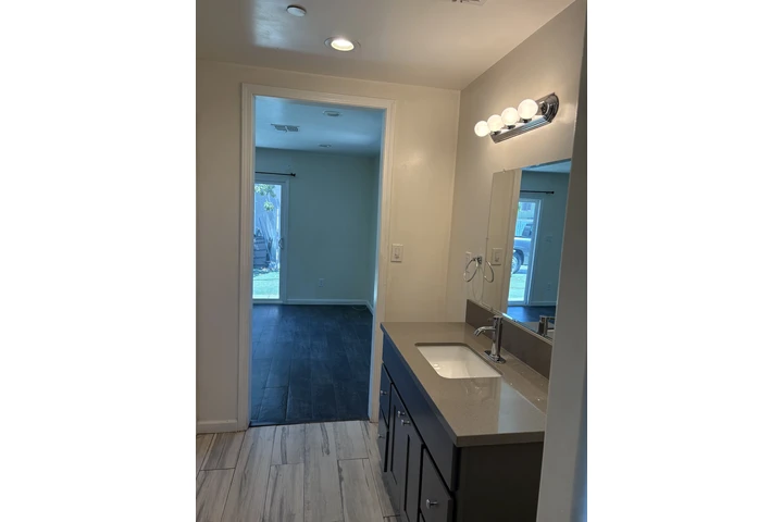 $2300 : Casa de Renta - La Puente image 6