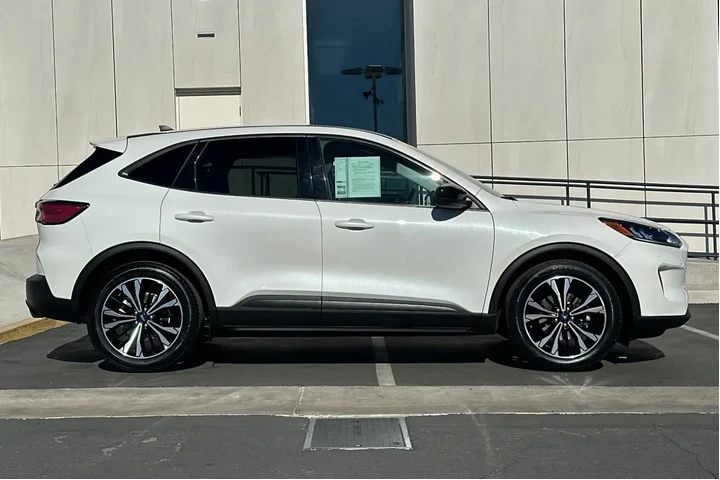 $19495 : Ford Escape 2022 SE 4dr SUV image 2