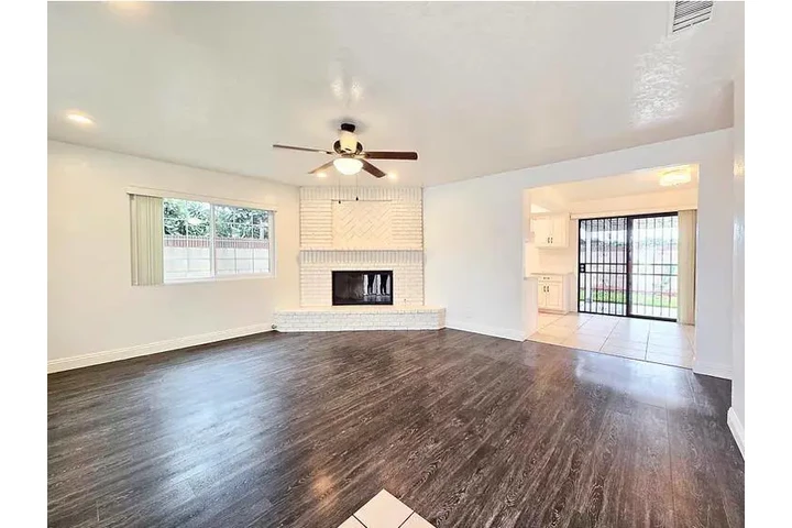 $3200 : Homes with Self-Guided Tours image 7