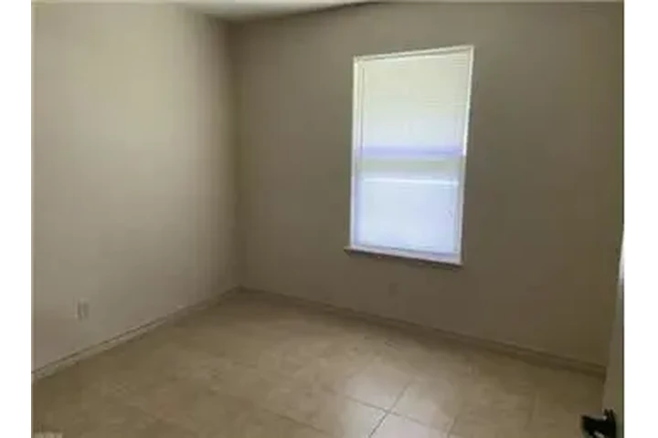 $1250 : Rental property with 3 bedro image 3