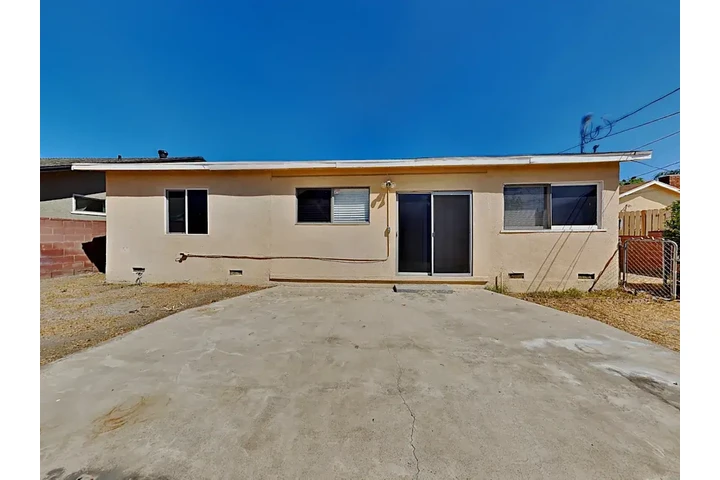 $1750 : Lovely Home Ready image 2
