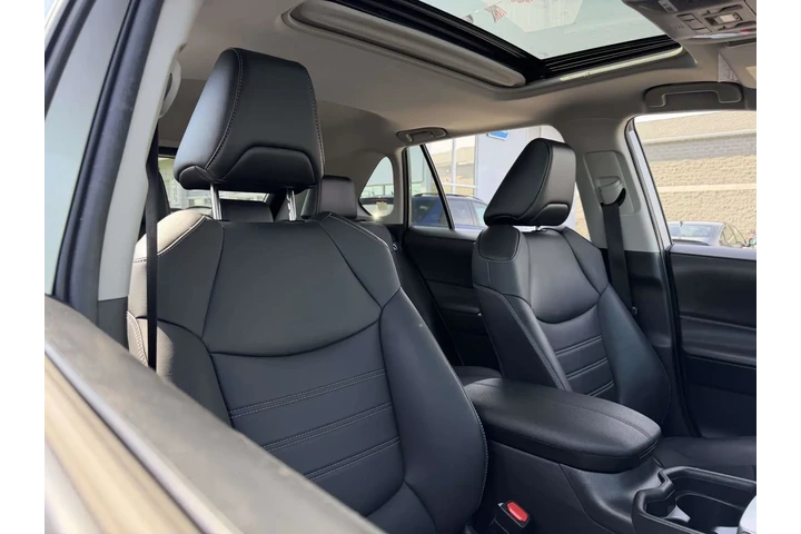 $30298 : Toyota RAV4 2021 AWD XLE Pre image 10