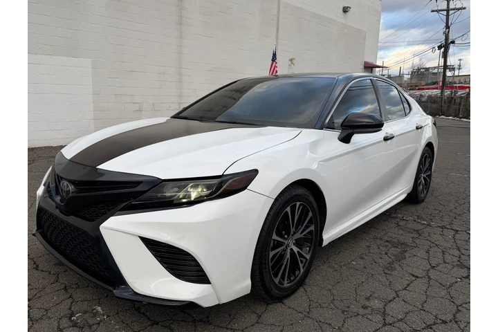 $14979 : 2020 Camry SE Auto (Natl) image 1