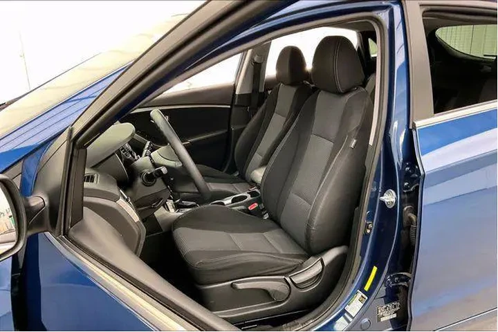 $10490 : Hyundai ELANTRA GT 2016 4dr image 8