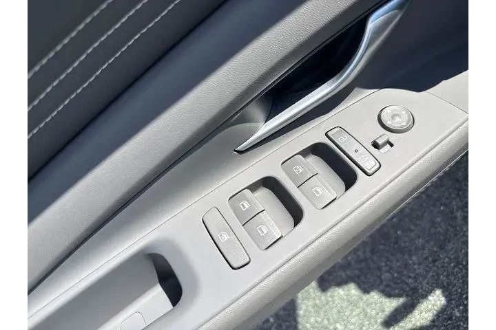 $19706 : Hyundai ELANTRA 2023 SEL 4dr image 10