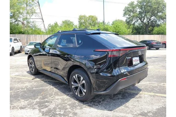 $31111 : Toyota bZ4X 2025 XLE 4dr Cro image 5