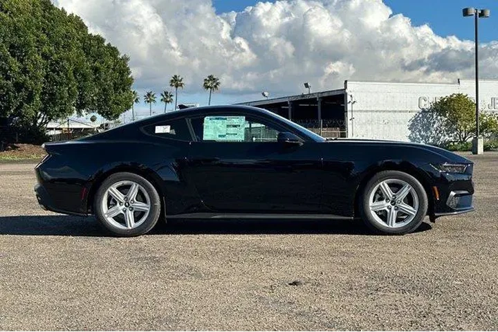 $32000 : Ford Mustang 2026 EcoBoost P image 3