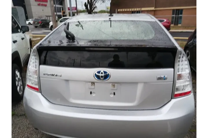 $9000 : 2010 Prius V image 6